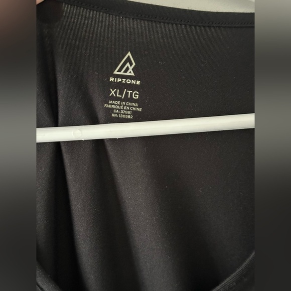 ✨NWT✨ Women’s V-Neck T-Shirt- Size XL - Picture 3 of 4